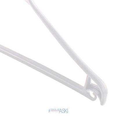 Пластиковая белая вешалка для одежды