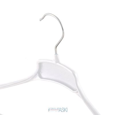 Пластиковая белая вешалка для одежды
